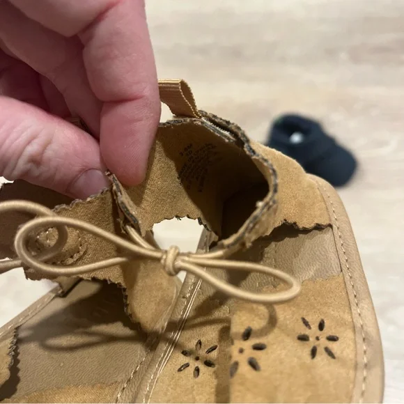 Bundle of baby girl sandals shoes 3-6 months / 6-9 months - Picture 6 of 6